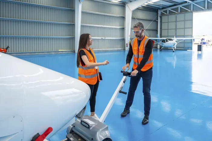Gerahmter Druck : Luftfahrttechniker kooperieren. Gerahmter Druck : Luftfahrttechniker kooperieren.