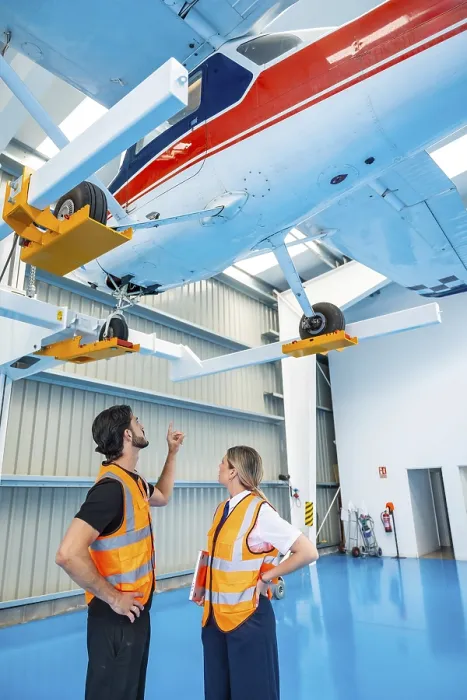 Gerahmter Druck : Luftfahrzeugtechniker und Pilot kooperieren.