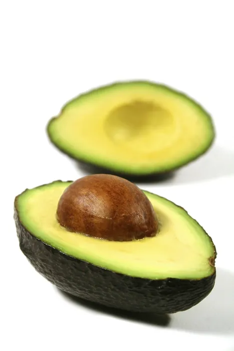 Gerahmter Druck : Avocado halbiert mit Samen in einer Hälfte.