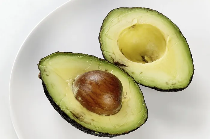 Gerahmter Druck : Avocado, halbiert.