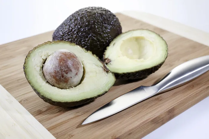 Gerahmter Druck : Avocado, halbiert. Gerahmter Druck : Avocado, halbiert.
