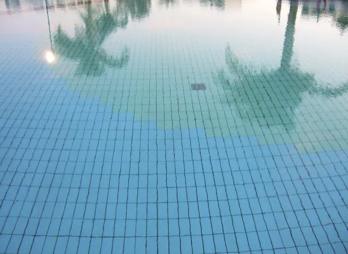 Gerahmter Druck : Blaues Wasser in einem Pool Gerahmter Druck : Blaues Wasser in einem Pool