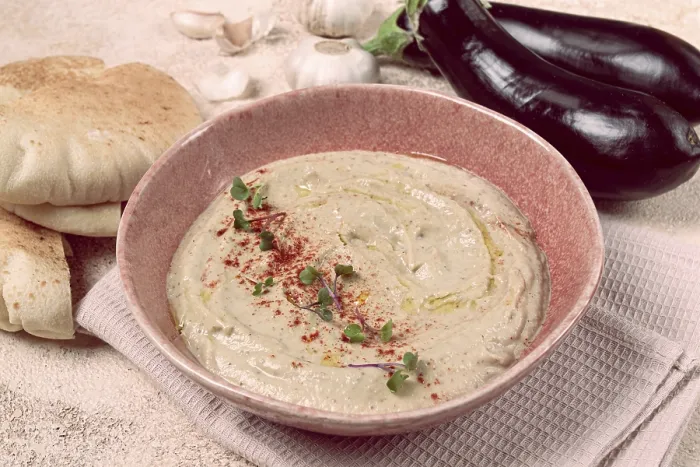 Gerahmter Druck : Babaganoush, Auberginen-Vorspeise Gerahmter Druck : Babaganoush, Auberginen-Vorspeise