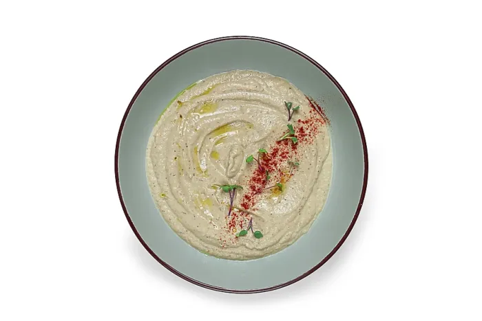 Gerahmter Druck : Babaganoush auf weißem Hintergrund, traditionelle libanesische Küche Gerahmter Druck : Babaganoush auf weißem Hintergrund, traditionelle libanesische Küche