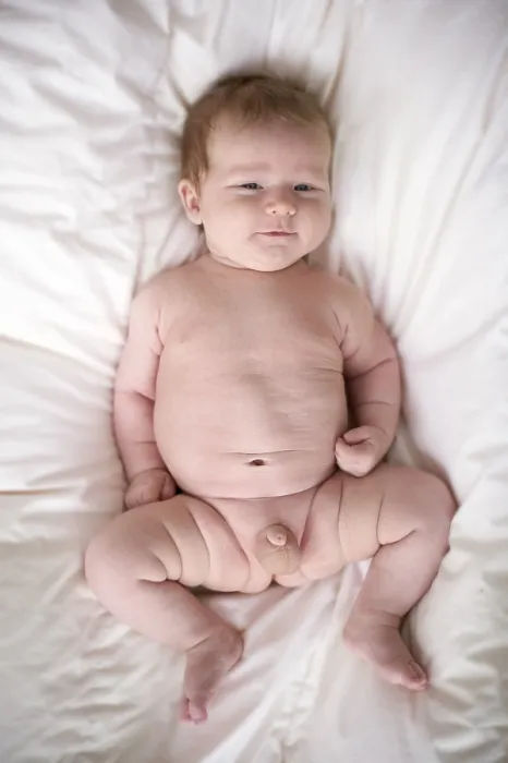 Gerahmter Druck : Ein Baby im Bett. Gerahmter Druck : Ein Baby im Bett.