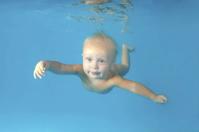 Gerahmter Druck : Baby taucht in einem Becken. Gerahmter Druck : Baby taucht in einem Becken.