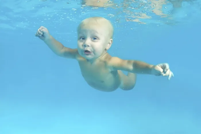 Gerahmter Druck : Baby taucht in einem Becken. Gerahmter Druck : Baby taucht in einem Becken.