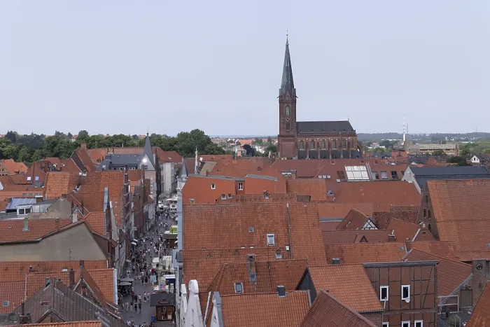 Gerahmter Druck : Backerstraße mit Nicolaikirche in Lüneburg, Niedersachsen, Deutschland Gerahmter Druck : Backerstraße mit Nicolaikirche in Lüneburg, Niedersachsen, Deutschland