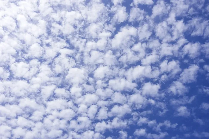 Gerahmter Druck : Sommerhimmel mit weichen Wolkenformationen Gerahmter Druck : Sommerhimmel mit weichen Wolkenformationen