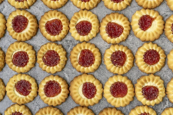Gerahmter Druck : Hintergrund von Keksen mit einer Marmeladenmitte Gerahmter Druck : Hintergrund von Keksen mit einer Marmeladenmitte