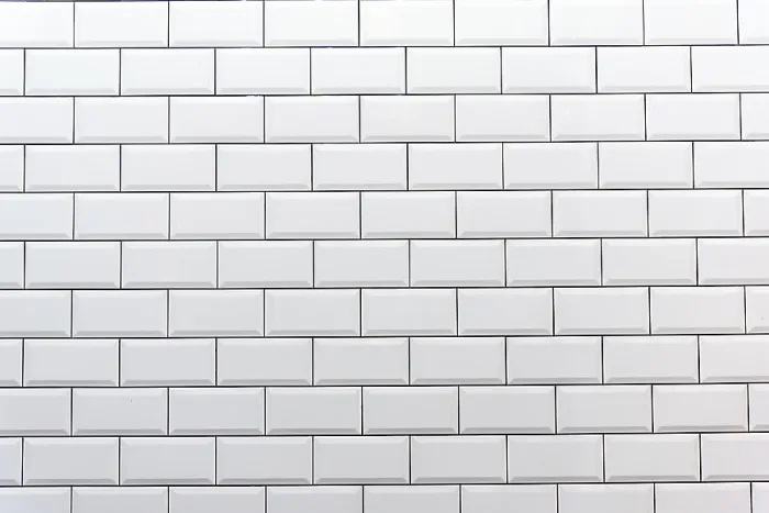 Gerahmter Druck : Hintergrund von einer weißen Fliesenwand.
