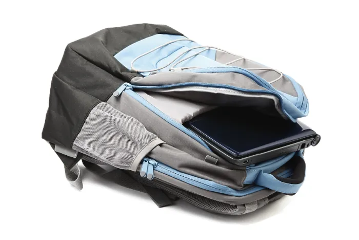 Gerahmter Druck : Rucksack mit einem Laptop drin, auf weißen Hintergrund isoliert. Gerahmter Druck : Rucksack mit einem Laptop drin, auf weißen Hintergrund isoliert.