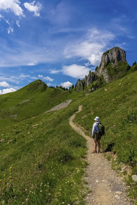 Gerahmter Druck : Rucksacktourist in den Schweizer Bergen. Gerahmter Druck : Rucksacktourist in den Schweizer Bergen.