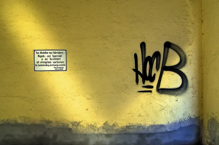 Gerahmter Druck : Hinterhof mit Graffiti, Schwabing. Gerahmter Druck : Hinterhof mit Graffiti, Schwabing.