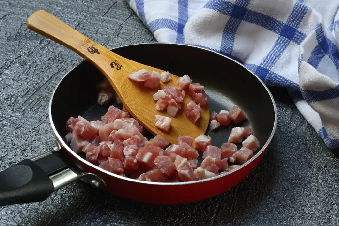 Gerahmter Druck : Bacon, Baconwürfel in der Pfanne. Gerahmter Druck : Bacon, Baconwürfel in der Pfanne.