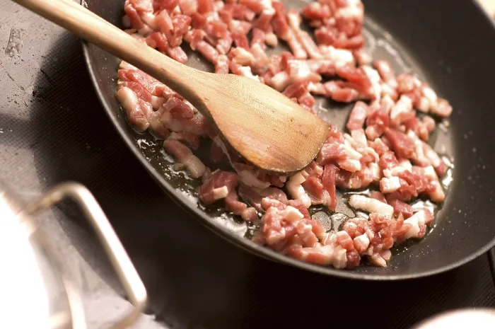 Gerahmter Druck : Schweinebacon im Topf. Gerahmter Druck : Schweinebacon im Topf.