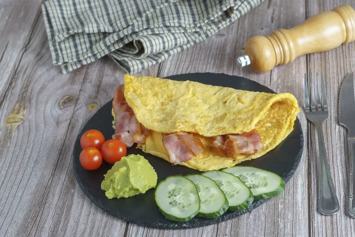 Gerahmter Druck : Eierniere mit geräuchertem Speck und Gurke.
