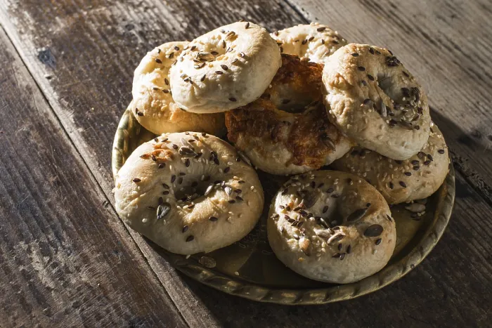 Gerahmter Druck : Bagels in einem Tablett. Gerahmter Druck : Bagels in einem Tablett.