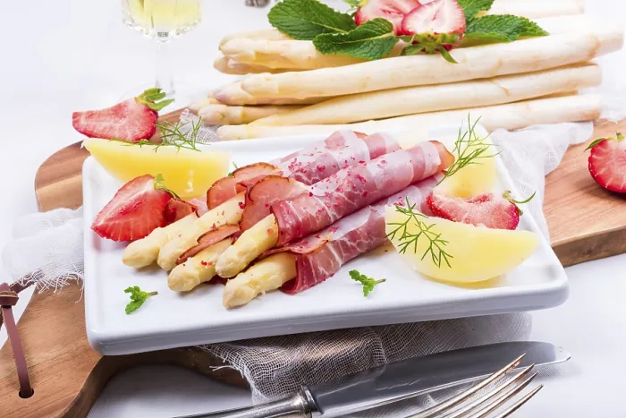 Gerahmter Druck : Gekochter Spargel mit Schinken. Gerahmter Druck : Gekochter Spargel mit Schinken.