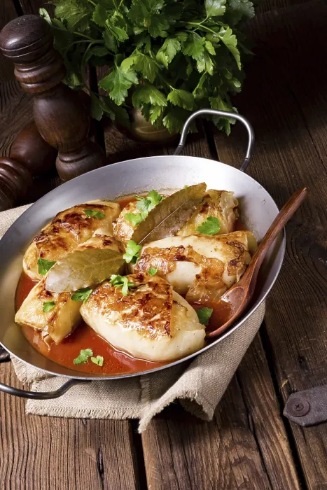 Gerahmter Druck : Gekochte Blattkohlrouladen in Tomatensauce. Gerahmter Druck : Gekochte Blattkohlrouladen in Tomatensauce.