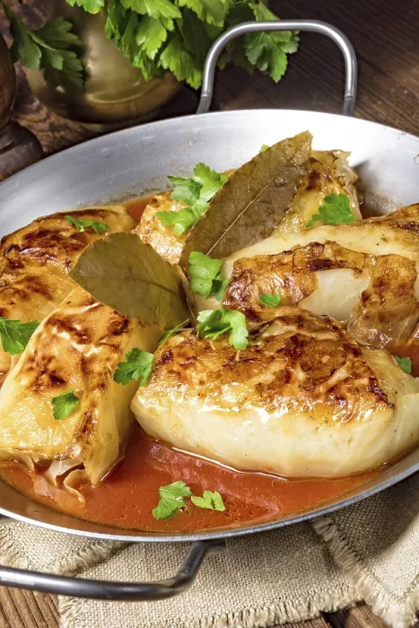 Gerahmter Druck : Gekochte Blattkrautrolle in Tomatensauce. Gerahmter Druck : Gekochte Blattkrautrolle in Tomatensauce.