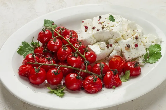 Gerahmter Druck : Gekochte Kirschtomaten mit Käse. Gerahmter Druck : Gekochte Kirschtomaten mit Käse.