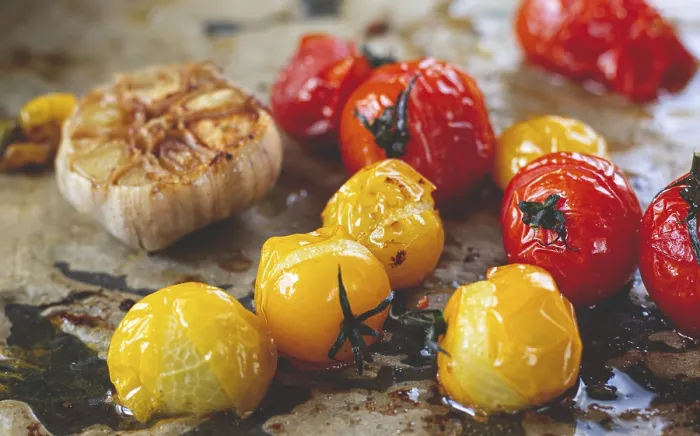 Gerahmter Druck : Gekochte Kirschtomaten im Backofen. Gerahmter Druck : Gekochte Kirschtomaten im Backofen.