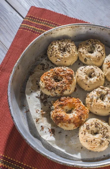 Gerahmter Druck : Backen von Bagels zu Hause. Gerahmter Druck : Backen von Bagels zu Hause.