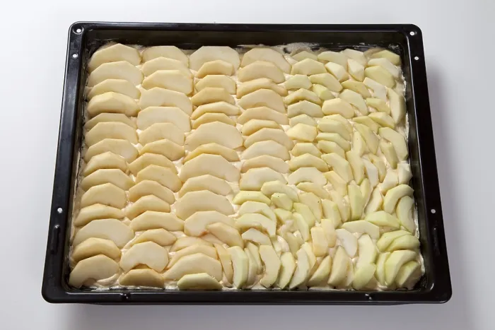 Gerahmter Druck : Backblech mit Teig und Apfelscheiben Gerahmter Druck : Backblech mit Teig und Apfelscheiben