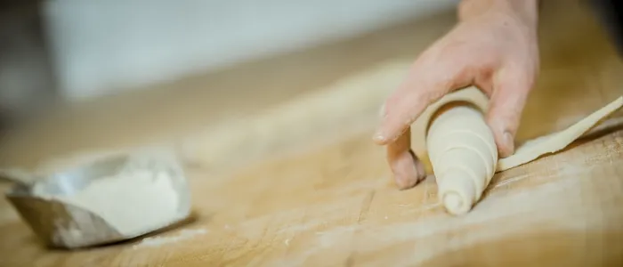 Gerahmter Druck : Brot backen, Hände formen Teig. Gerahmter Druck : Brot backen, Hände formen Teig.