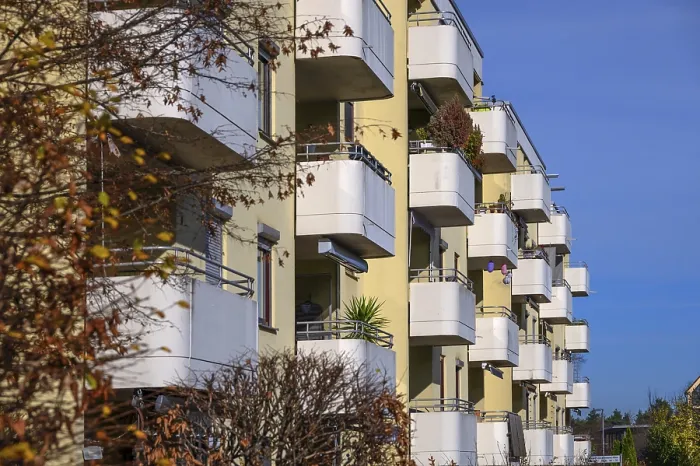 Gerahmter Druck : Balkone eines Wohnkomplexes Gerahmter Druck : Balkone eines Wohnkomplexes
