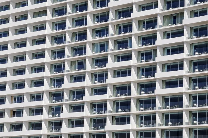 Gerahmter Druck : Viele Balkone, uniform, Fenster. Gerahmter Druck : Viele Balkone, uniform, Fenster.