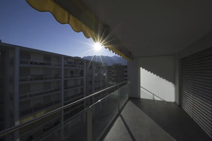 Gerahmter Druck : Balkon mit Sonnenlicht. Gerahmter Druck : Balkon mit Sonnenlicht.