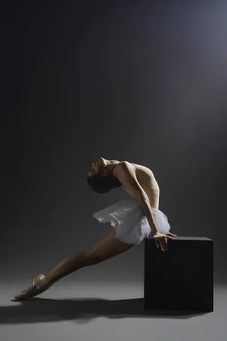 Gerahmter Druck : Ein Balletttänzer vollführt eine elegante Pose. Gerahmter Druck : Ein Balletttänzer vollführt eine elegante Pose.