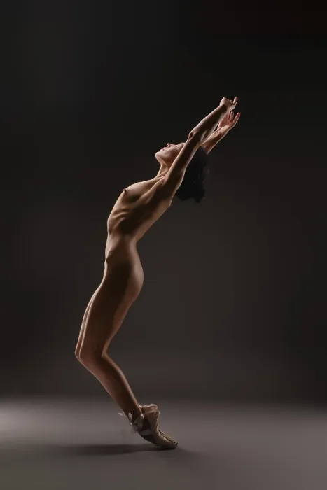 Gerahmter Druck : Ein Balletttänzer zeigt eine elegante Pose. Gerahmter Druck : Ein Balletttänzer zeigt eine elegante Pose.