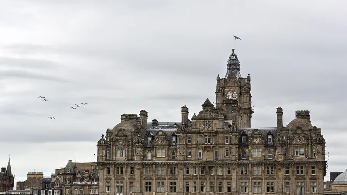 Gerahmter Druck : Balmoral Hotel mit Uhrenturm Gerahmter Druck : Balmoral Hotel mit Uhrenturm