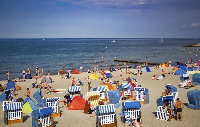 Gerahmter Druck : Baltische Bucht mit Strandstühlen. Gerahmter Druck : Baltische Bucht mit Strandstühlen.