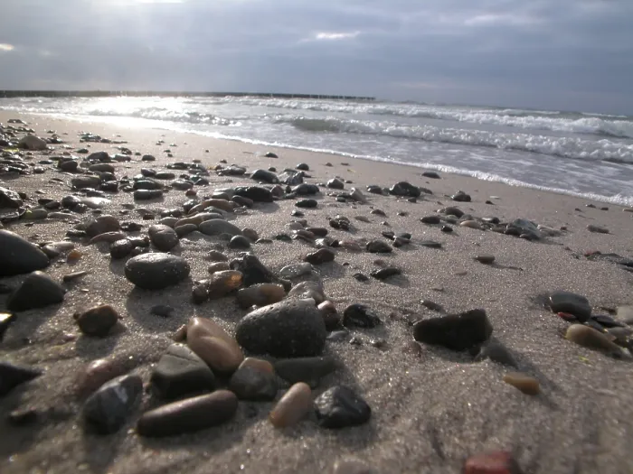 Gerahmter Druck : Baltisches Meer Strand mit Steinen. Gerahmter Druck : Baltisches Meer Strand mit Steinen.