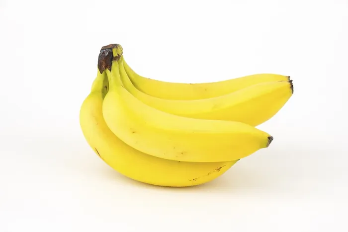 Gerahmter Druck : Bananas, Studioaufnahme, weißer Hintergrund. Gerahmter Druck : Bananas, Studioaufnahme, weißer Hintergrund.