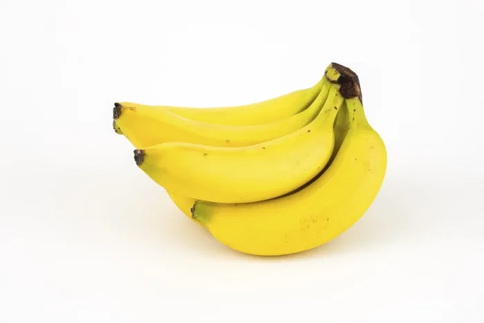 Gerahmter Druck : Bananas, Studioaufnahme, weißer Hintergrund. Gerahmter Druck : Bananas, Studioaufnahme, weißer Hintergrund.