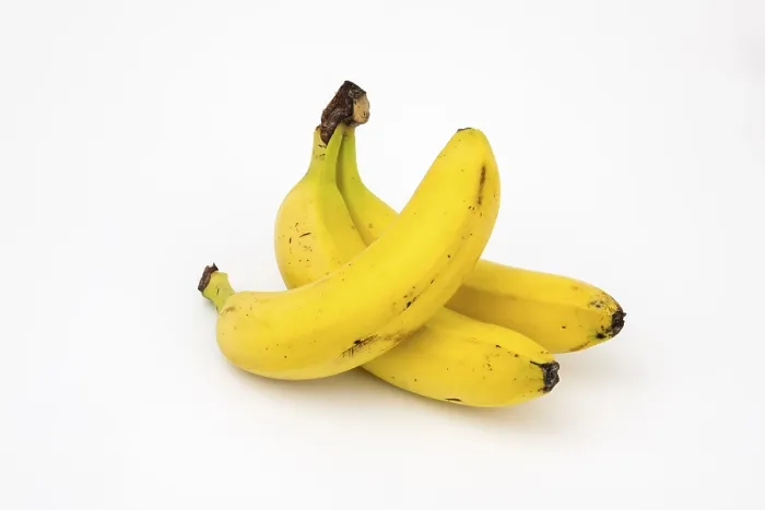 Gerahmter Druck : Bananas, Studioaufnahme, weißer Hintergrund. Gerahmter Druck : Bananas, Studioaufnahme, weißer Hintergrund.