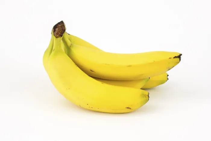 Gerahmter Druck : Bananas, Studioaufnahme, weißer Hintergrund.