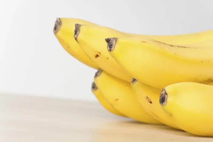 Gerahmter Druck : Bananen auf einem Tisch. Gerahmter Druck : Bananen auf einem Tisch.