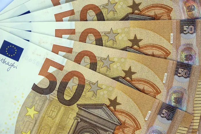 Gerahmter Druck : Banknoten, 50-Euro-Scheine. Gerahmter Druck : Banknoten, 50-Euro-Scheine.