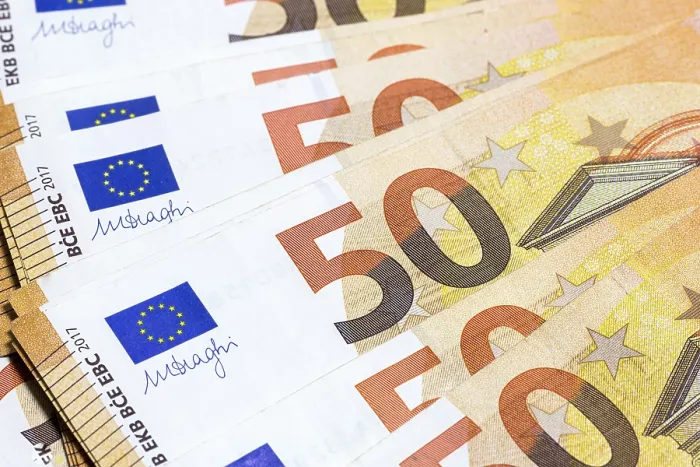 Gerahmter Druck : Scheine, Scheine, 50-Euro-Scheine. Gerahmter Druck : Scheine, Scheine, 50-Euro-Scheine.
