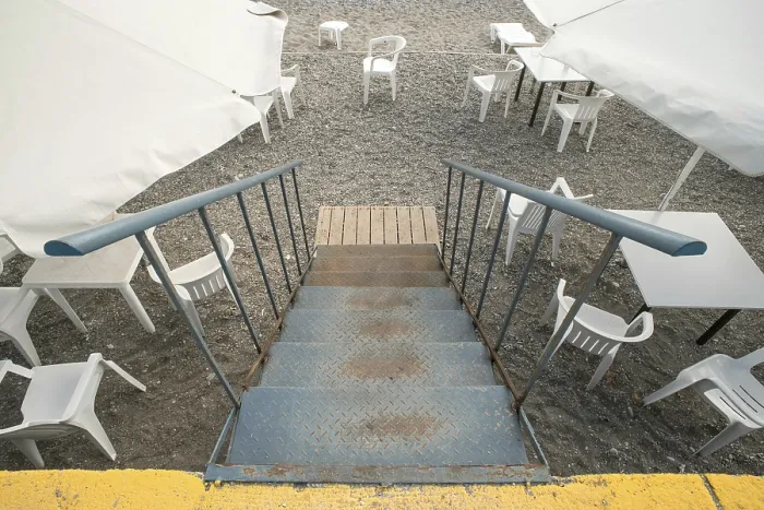 Gerahmter Druck : Bar am Strand. Weiße Stühle. Gerahmter Druck : Bar am Strand. Weiße Stühle.