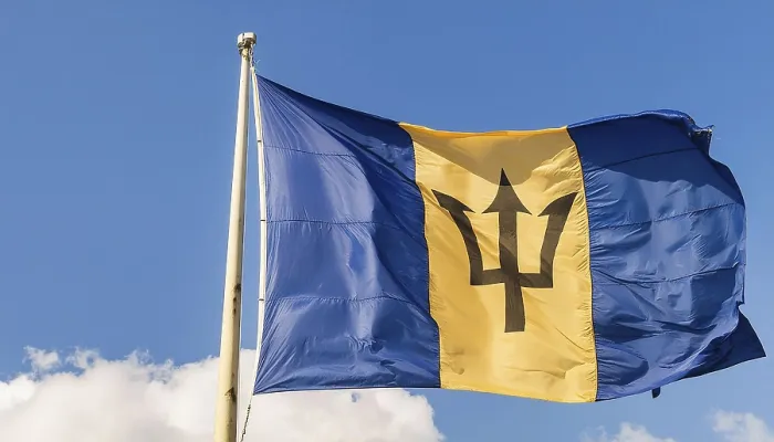 Gerahmter Druck : Die Flagge von Barbados flattert im Wind. Gerahmter Druck : Die Flagge von Barbados flattert im Wind.