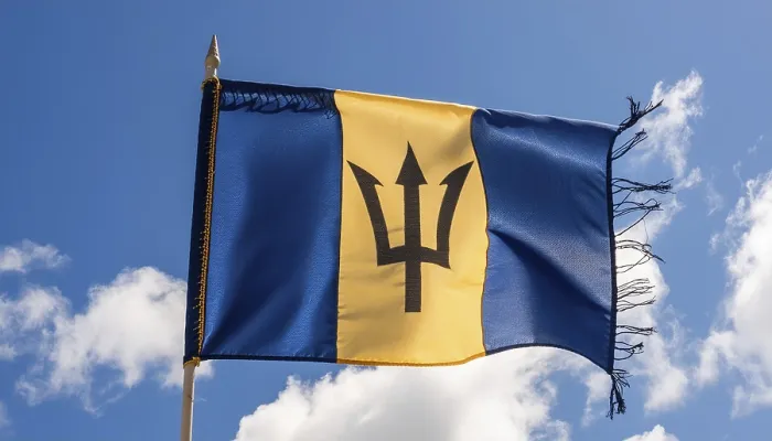 Gerahmter Druck : Die Flagge von Barbados flattert im Wind. Gerahmter Druck : Die Flagge von Barbados flattert im Wind.