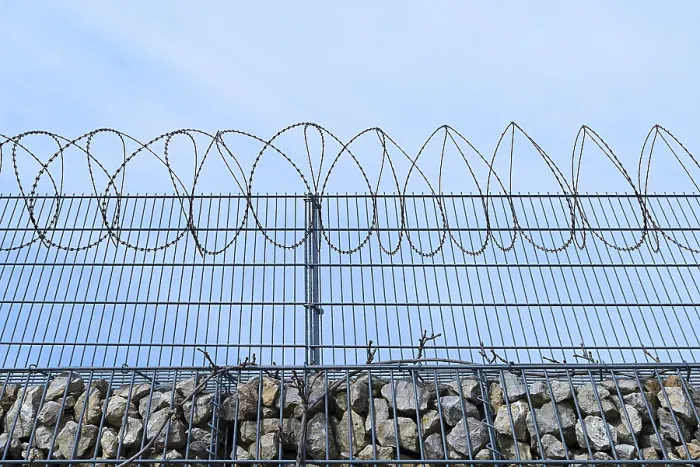 Gerahmter Druck : Gespickte Drahtzäune sicherten den Steinwall, Deutschland. Gerahmter Druck : Gespickte Drahtzäune sicherten den Steinwall, Deutschland.