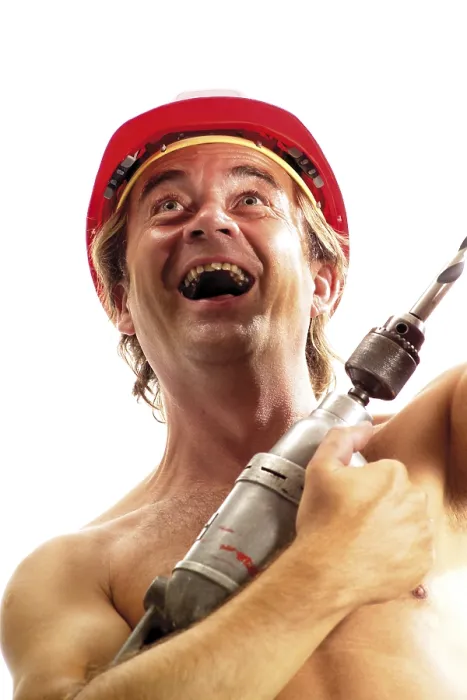 Gerahmter Druck : Halb nackter Bauarbeiter, der ein Bohrhammer hält. Gerahmter Druck : Halb nackter Bauarbeiter, der ein Bohrhammer hält.